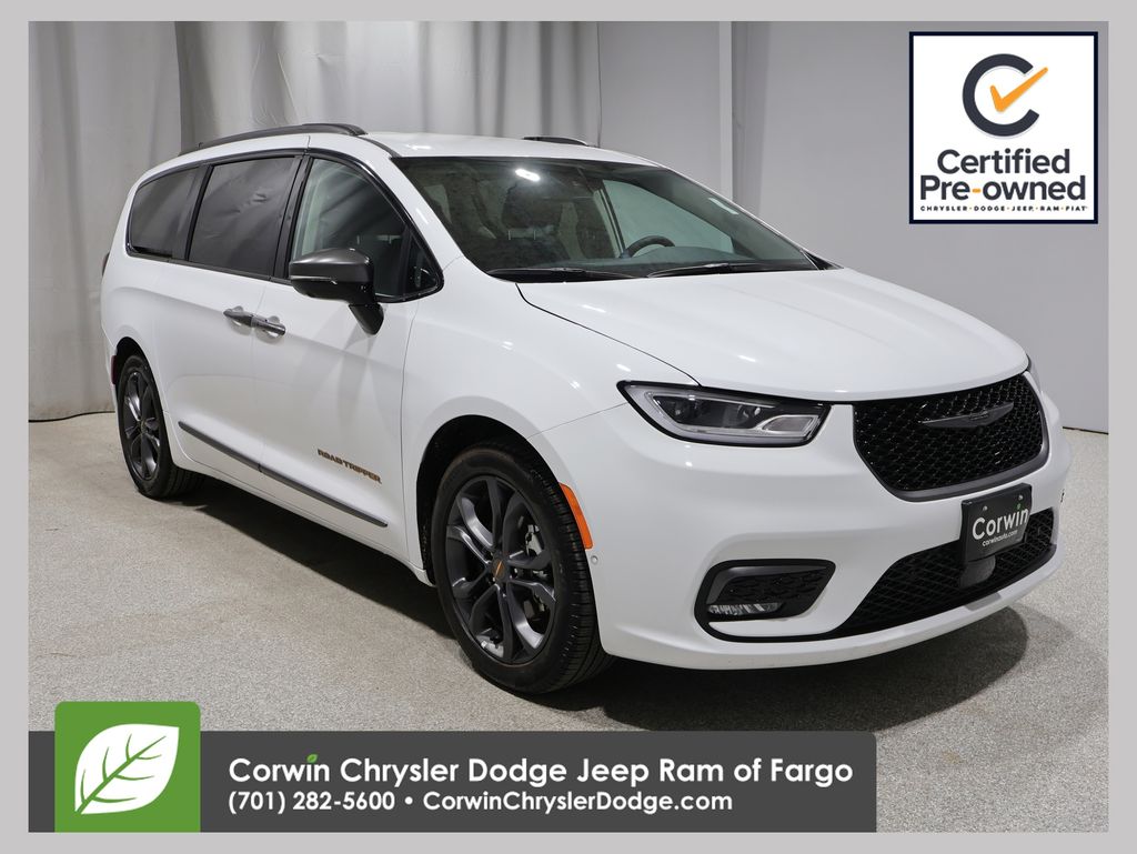 2024 Chrysler Pacifica Touring L's photo