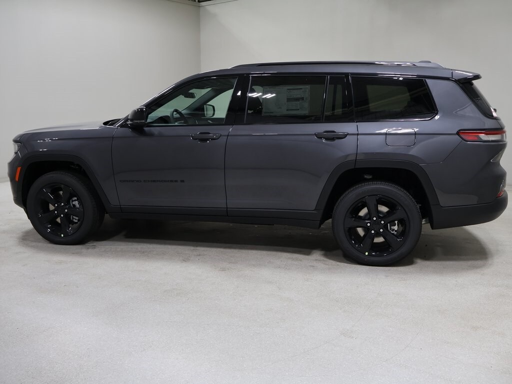 2025 Jeep Grand Cherokee Altitude photo 3