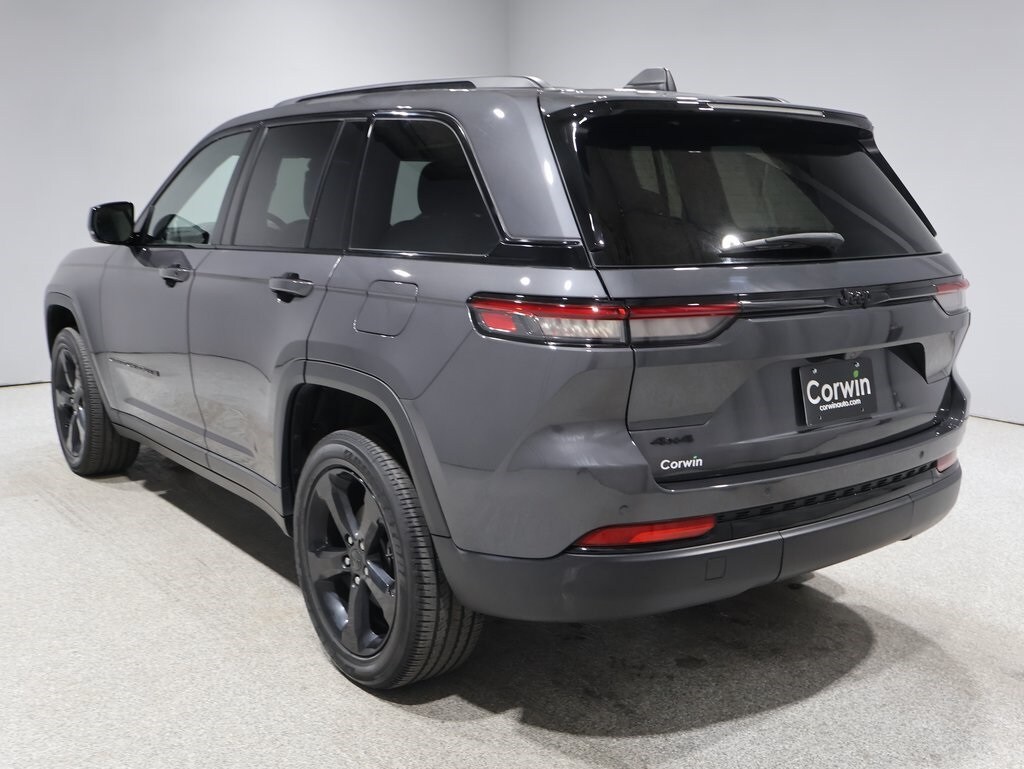 2023 Jeep Grand Cherokee Laredo photo 3