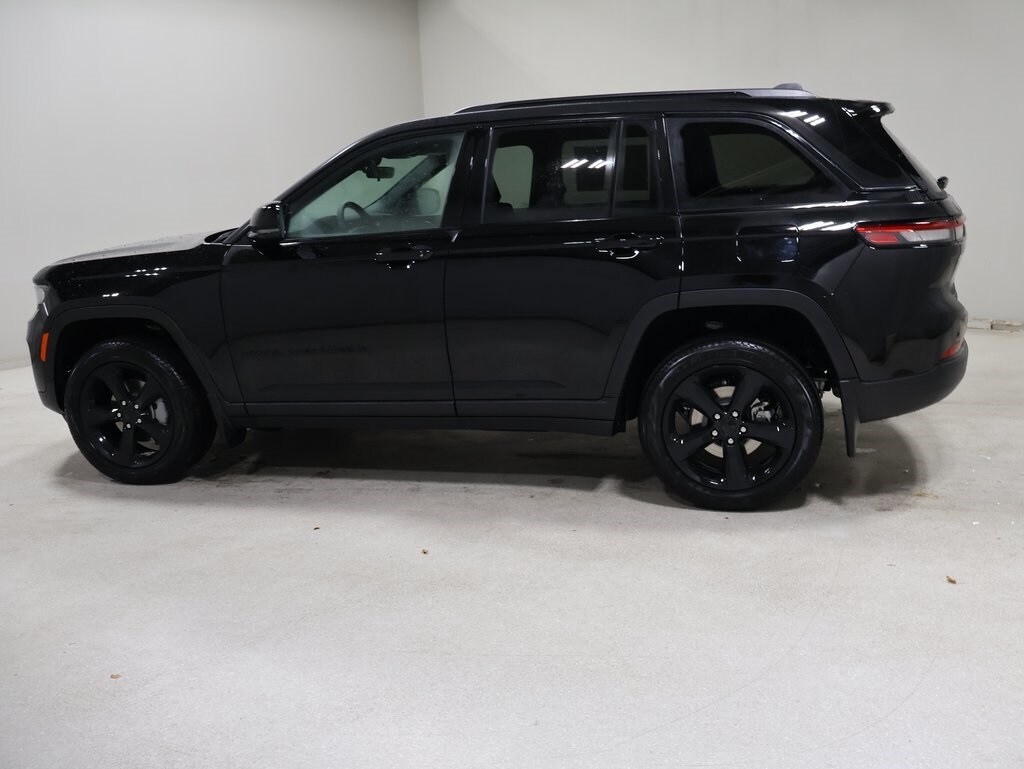 2025 Jeep Grand Cherokee Limited photo 2