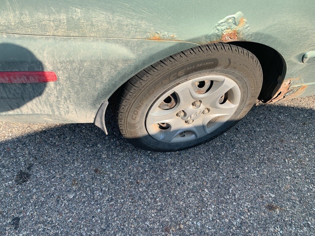 2004 Hyundai Accent GL photo 2