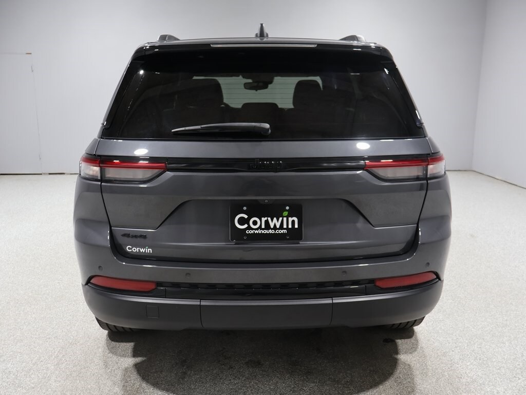 2023 Jeep Grand Cherokee Laredo photo 2