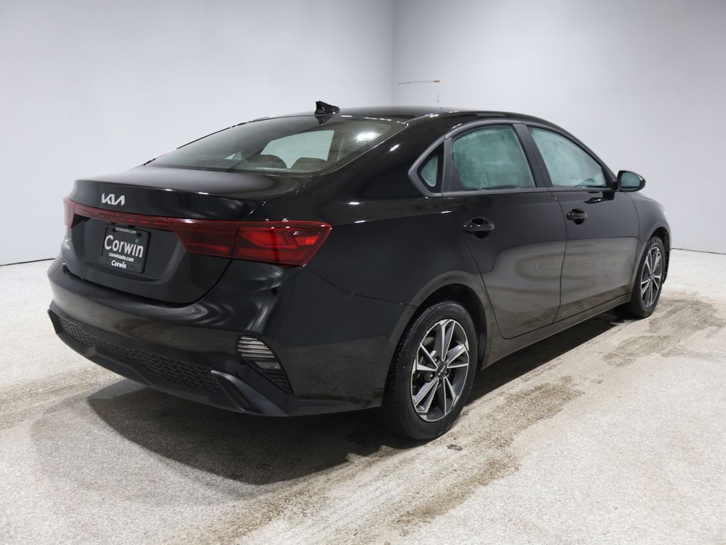 2023 Kia Forte LXS photo 2