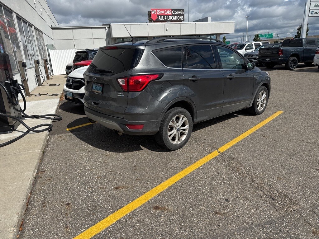 2019 Ford Escape SEL photo 3