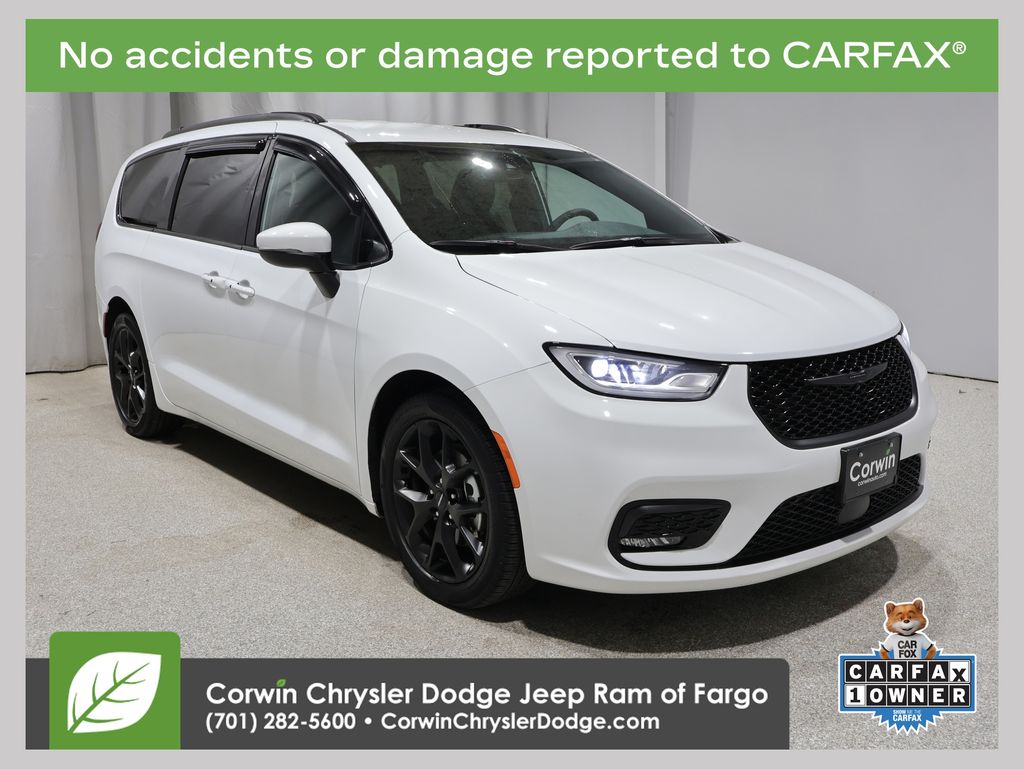 2023 Chrysler Pacifica Touring L's photo