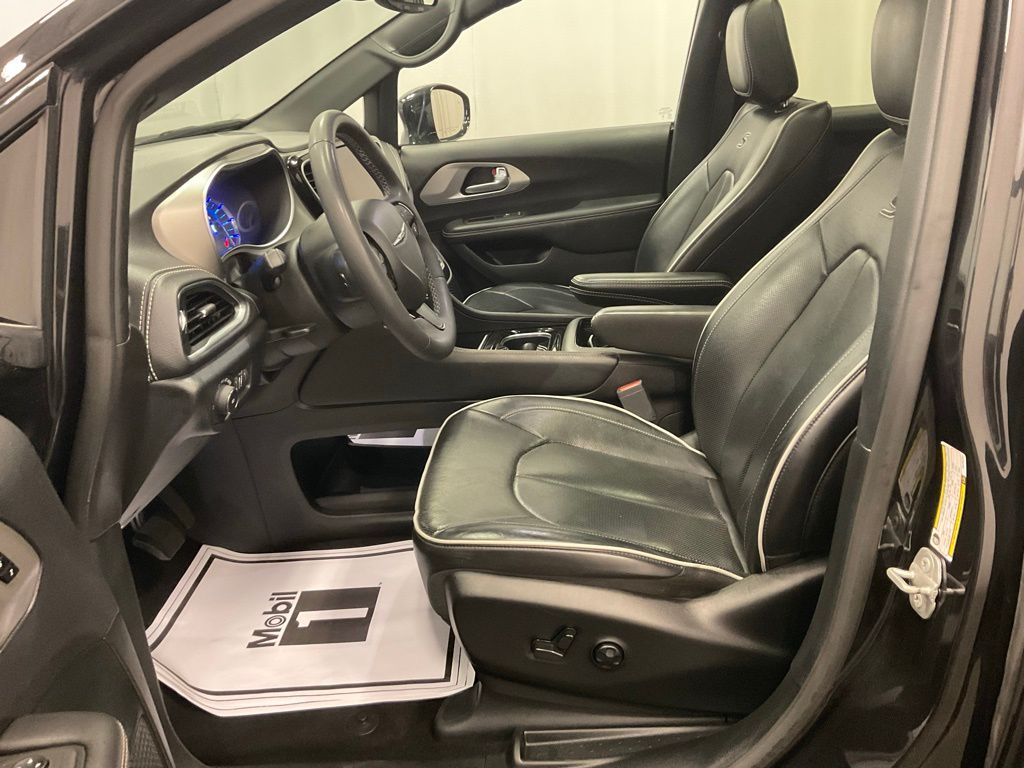 2024 Chrysler Pacifica Hybrid photo 2