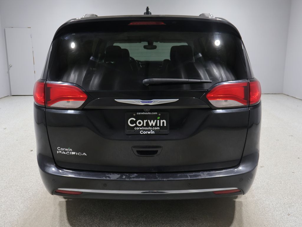 2018 Chrysler Pacifica Touring Plus photo 3