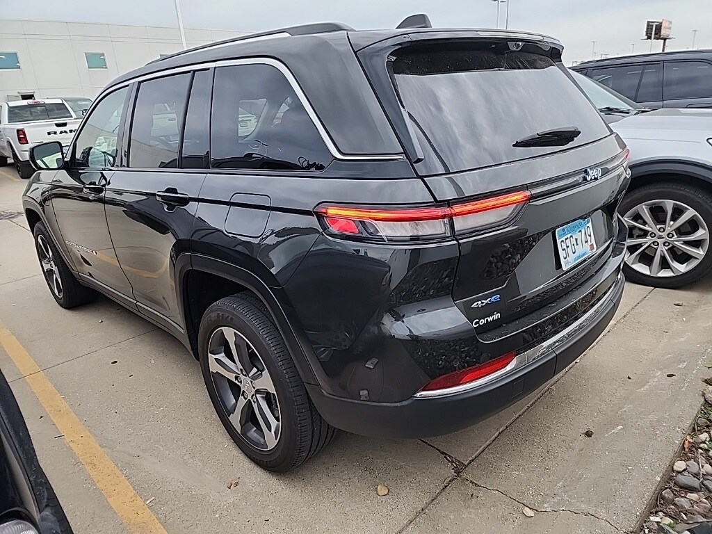 2023 Jeep Cherokee Base photo 3