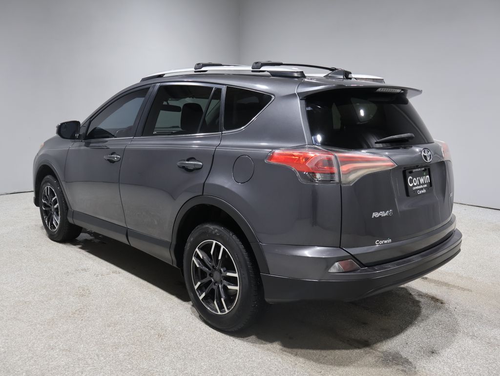 2016 Toyota RAV4 LE photo 4