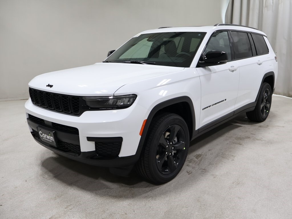 2025 Jeep Grand Cherokee Altitude photo 3
