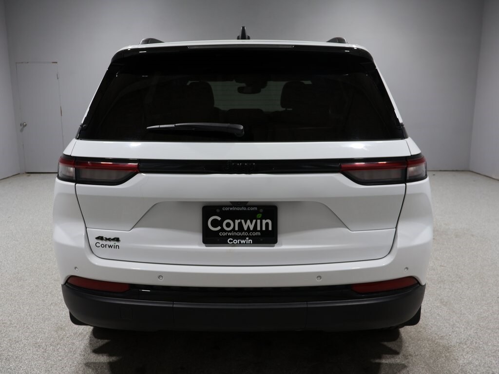 2023 Jeep Grand Cherokee Laredo Altitude photo 2