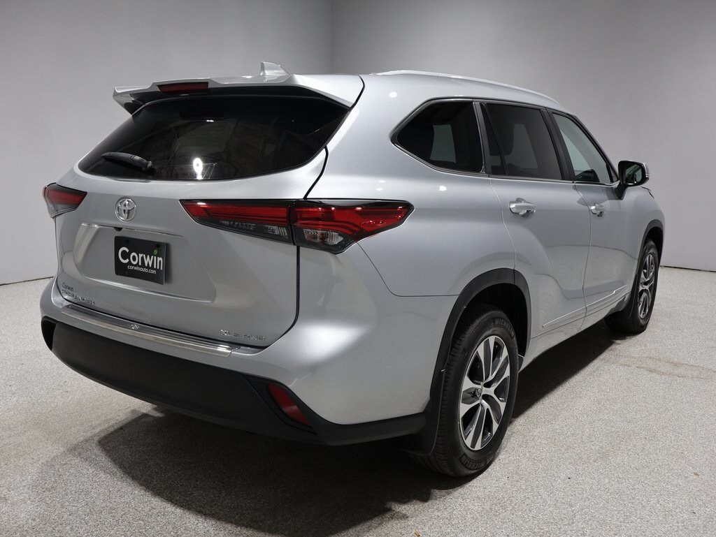 2023 Toyota Highlander XLE photo 2