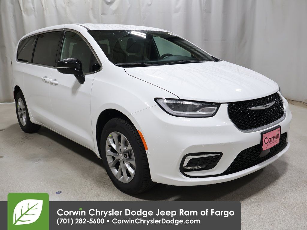 2026 Chrysler Pacifica Select's photo