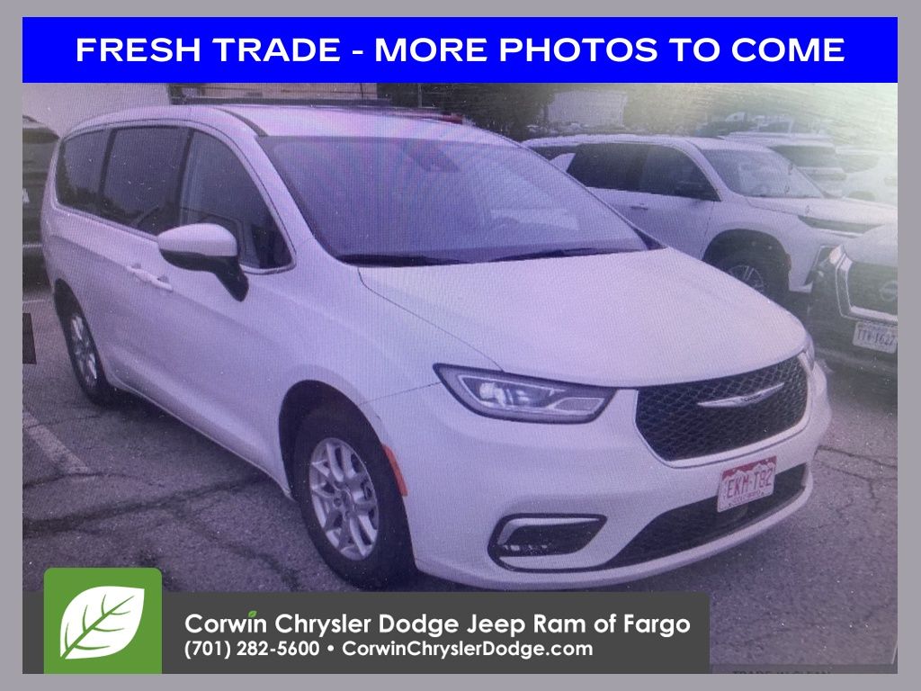 2023 Chrysler Pacifica Touring L's photo