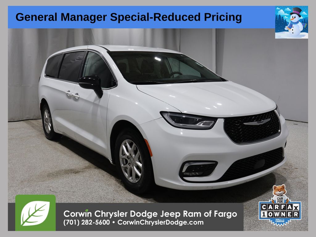 2024 Chrysler Pacifica Touring L's photo