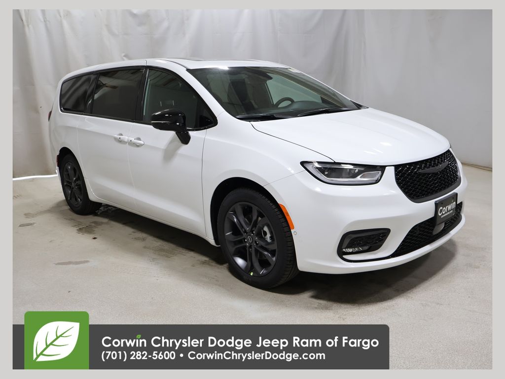 2026 Chrysler Pacifica Select's photo