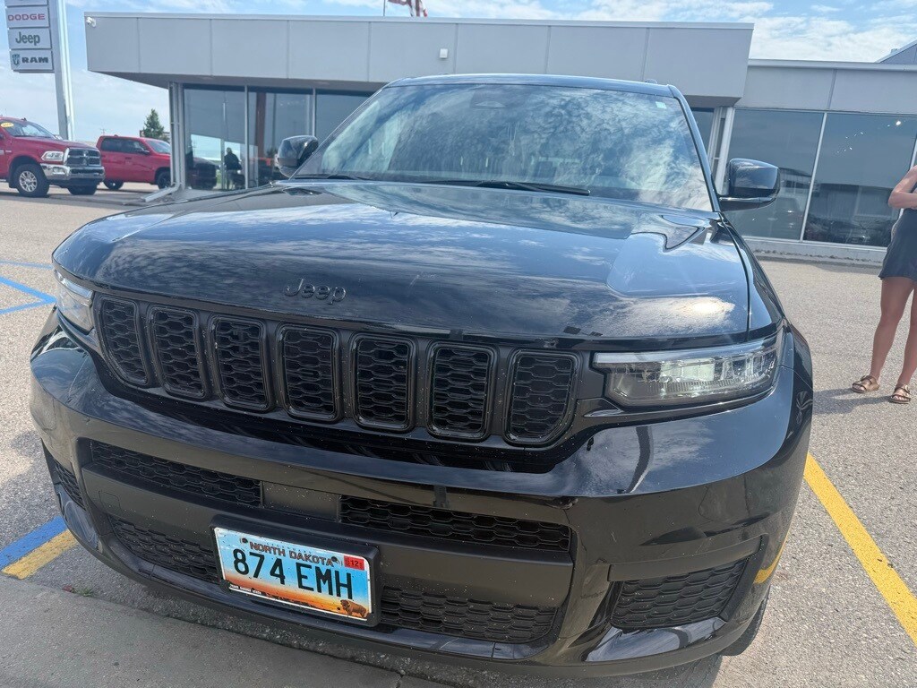 2023 Jeep Grand Cherokee Laredo Altitude photo 2