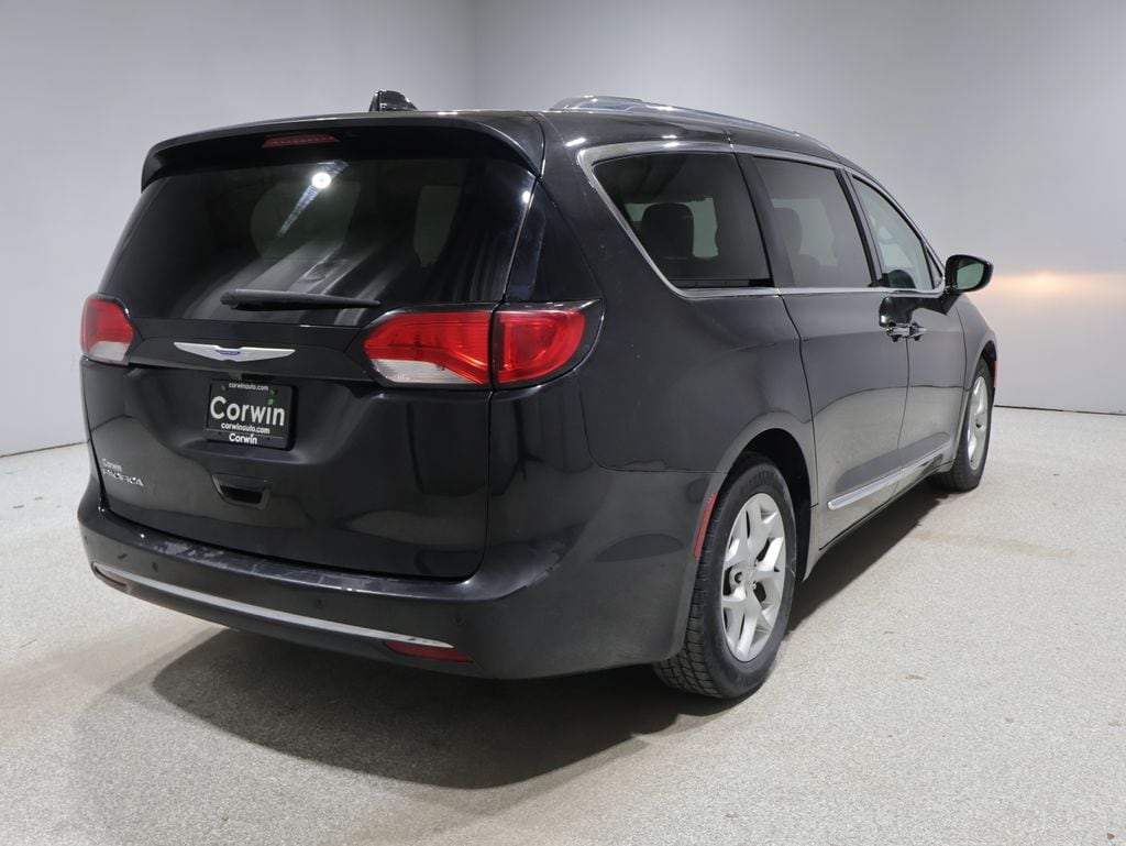 2018 Chrysler Pacifica Touring Plus photo 2