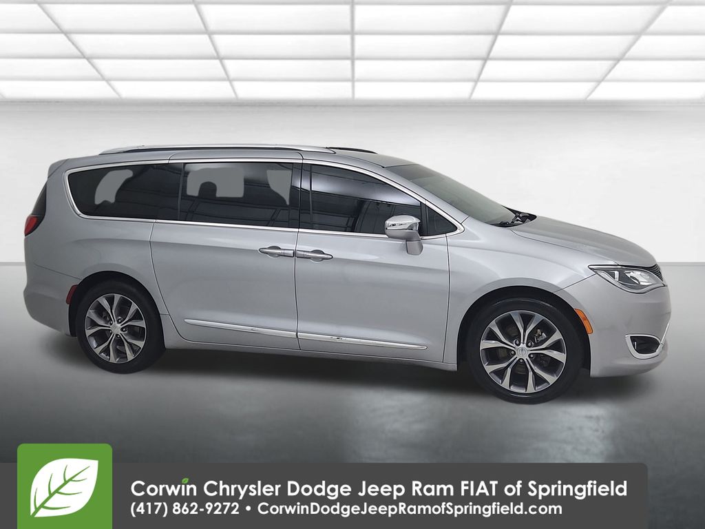 2018 Chrysler Pacifica Limited's photo
