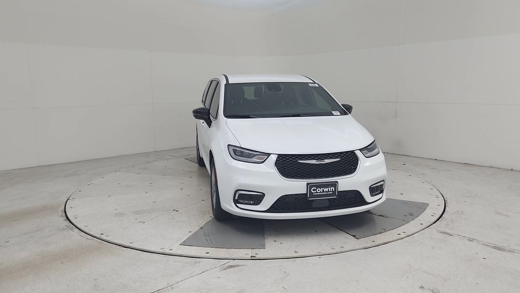 2026 Chrysler Pacifica photo 4