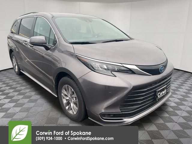 2024 Toyota Sienna LE's photo