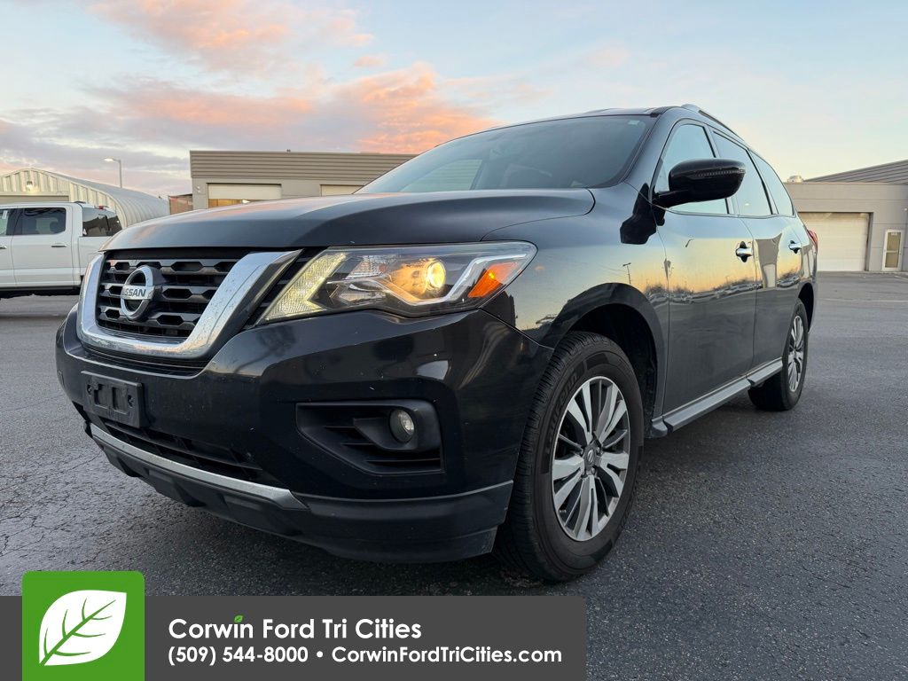 2018 Nissan Pathfinder SV's photo