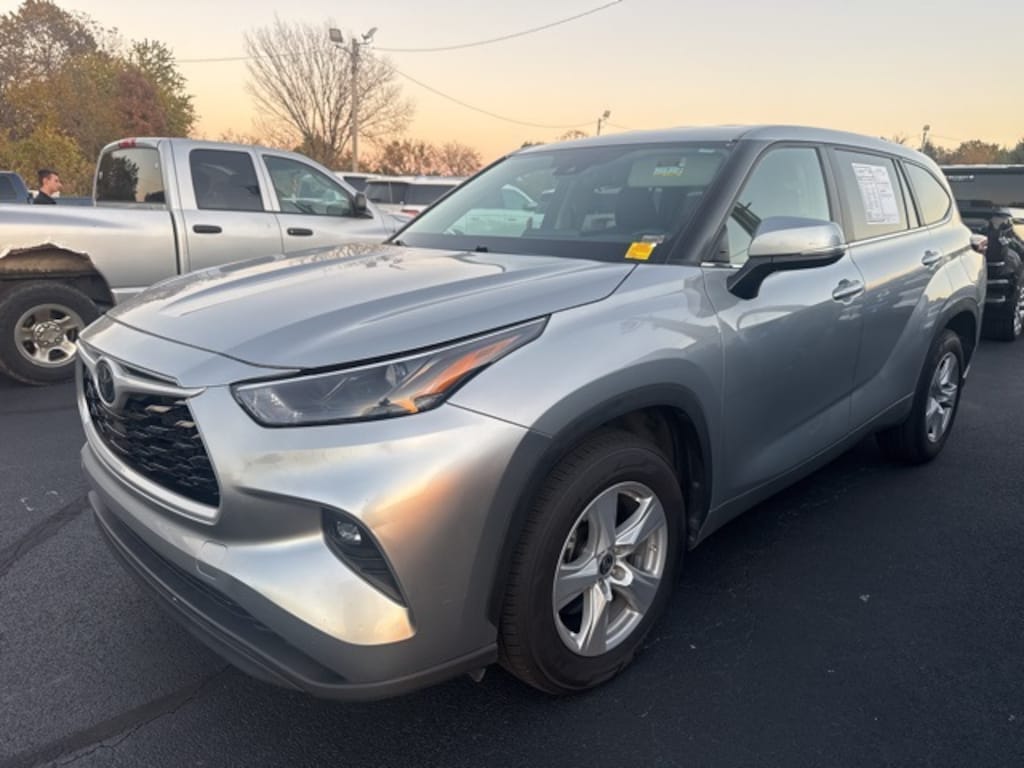 Used 2024 Toyota Highlander LE SUV