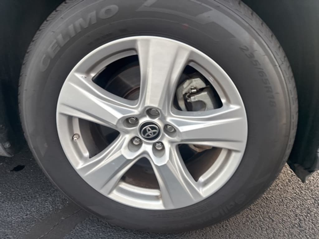 Used 2024 Toyota Highlander LE SUV