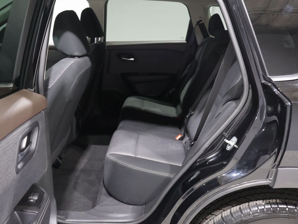 2023 Nissan Rogue SV - Photo 18