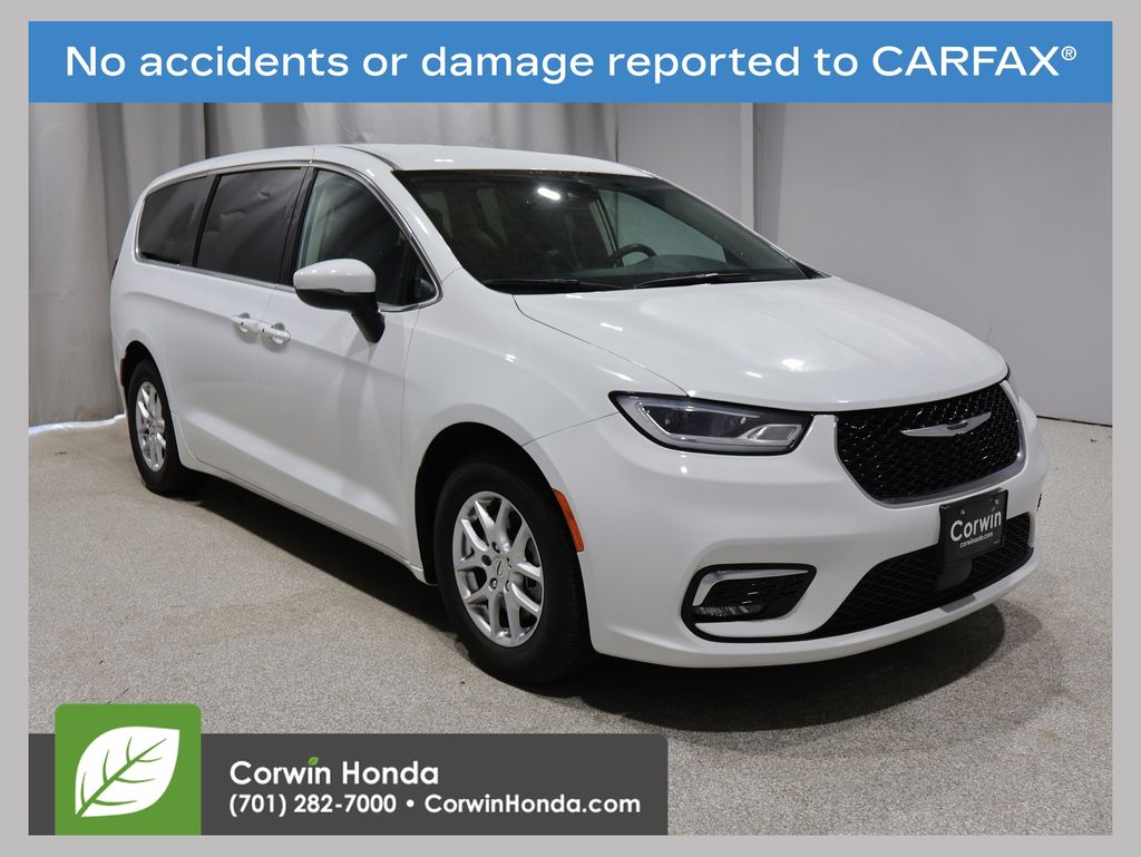 2023 Chrysler Pacifica Touring L's photo