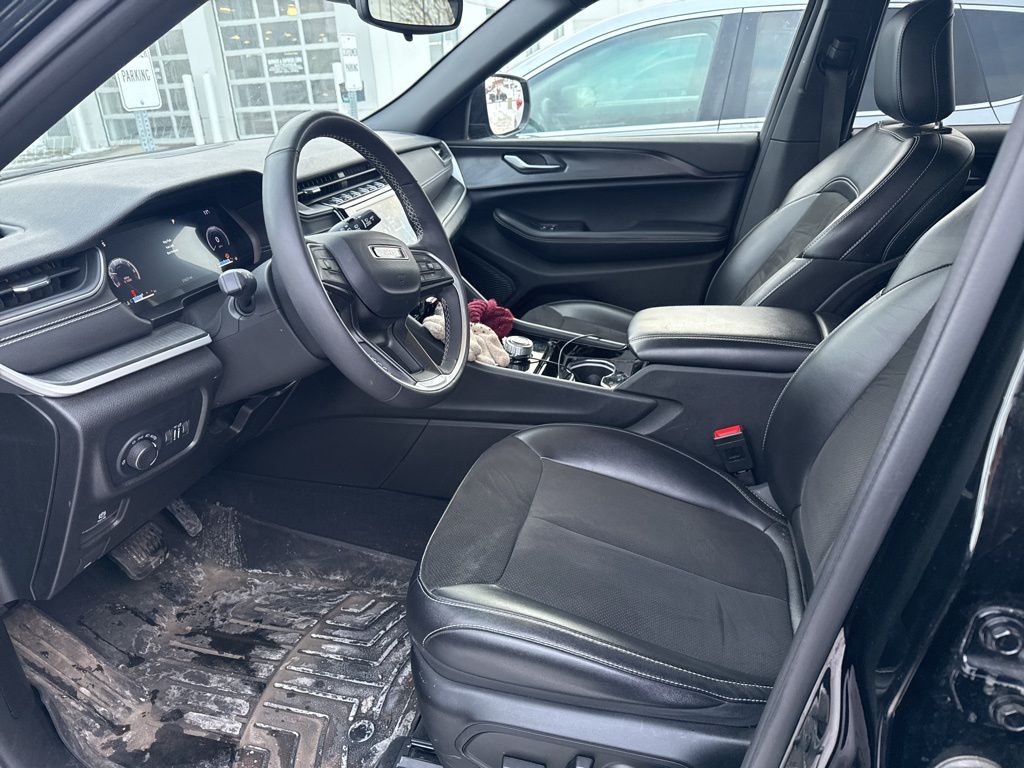 2023 Jeep Grand Cherokee L photo 3