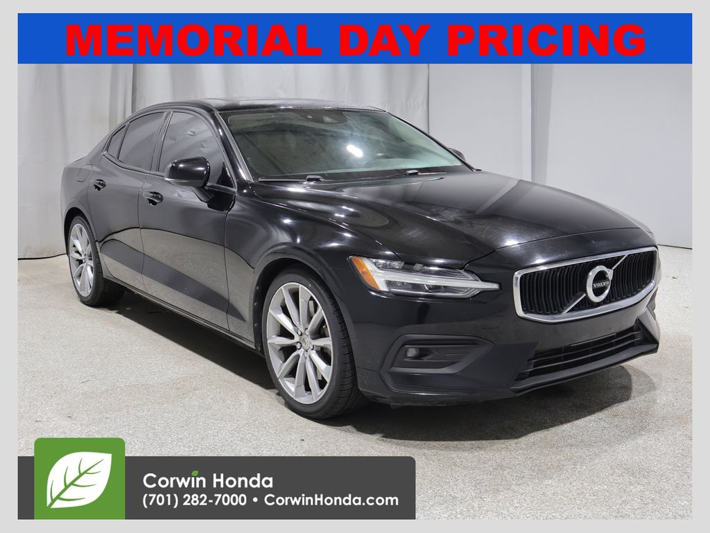 2021 Volvo S60 T6 Momentum AWD's photo
