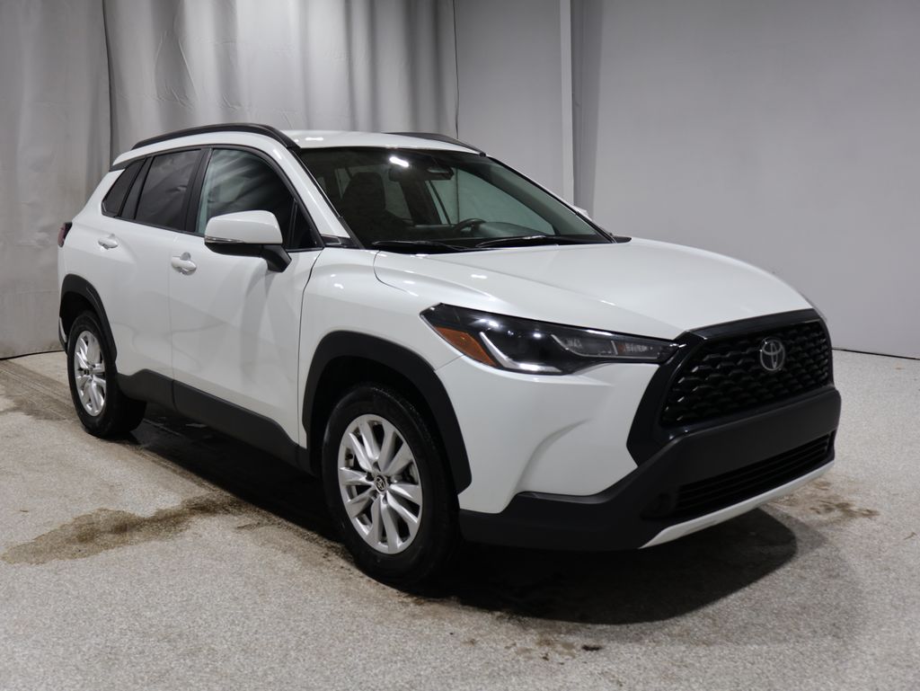 2024 Toyota Corolla Cross LE's photo