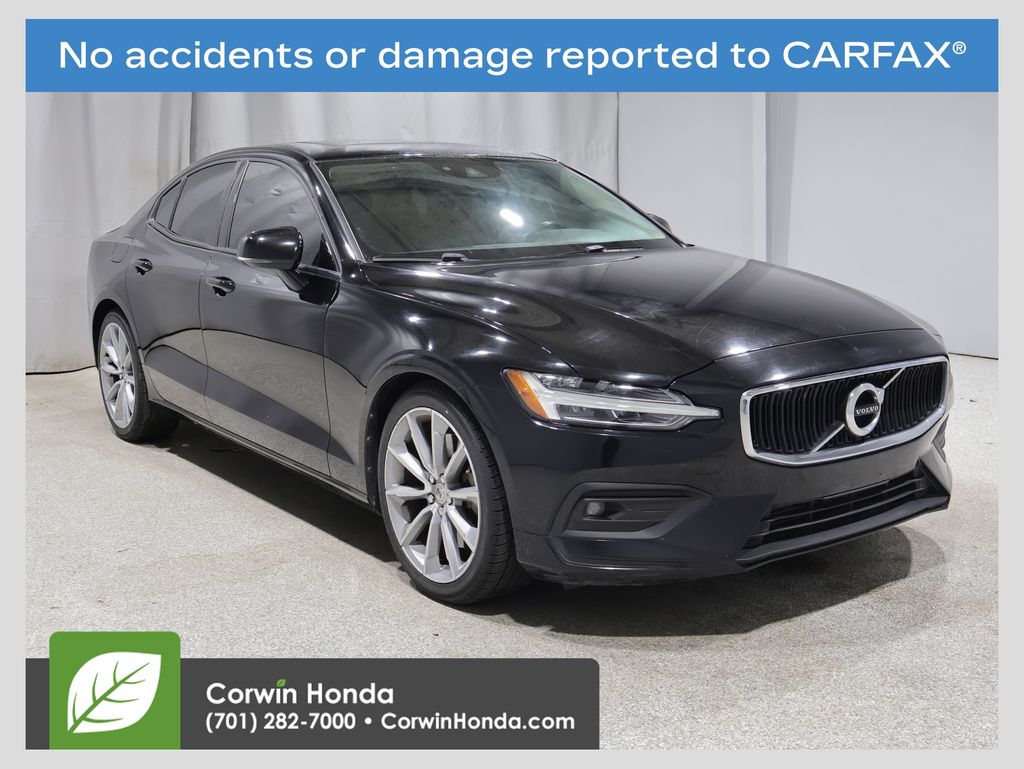 2021 Volvo S60 T6 Momentum AWD's photo
