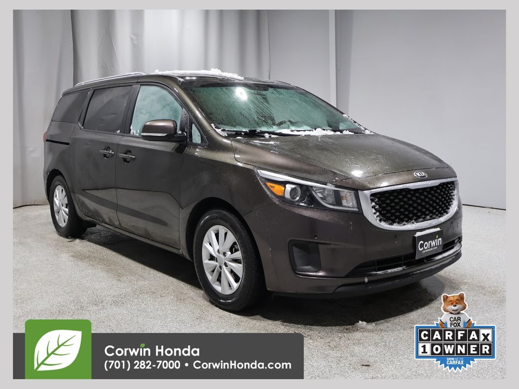 2017 Kia Sedona LX's photo