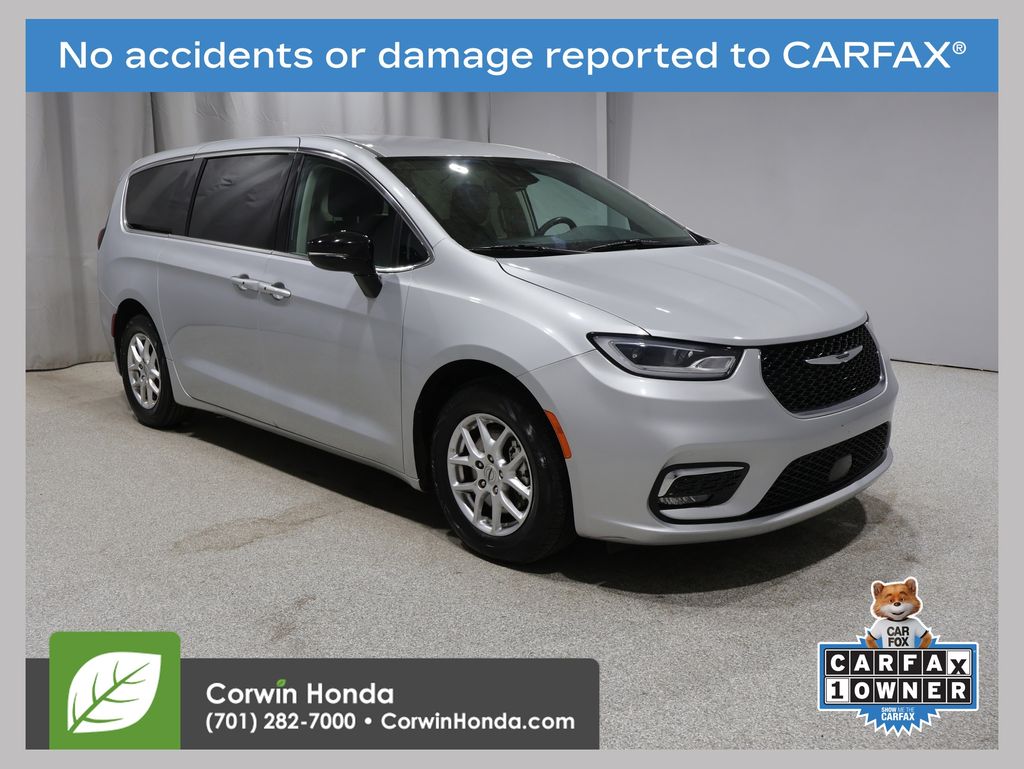 2024 Chrysler Pacifica Touring L's photo