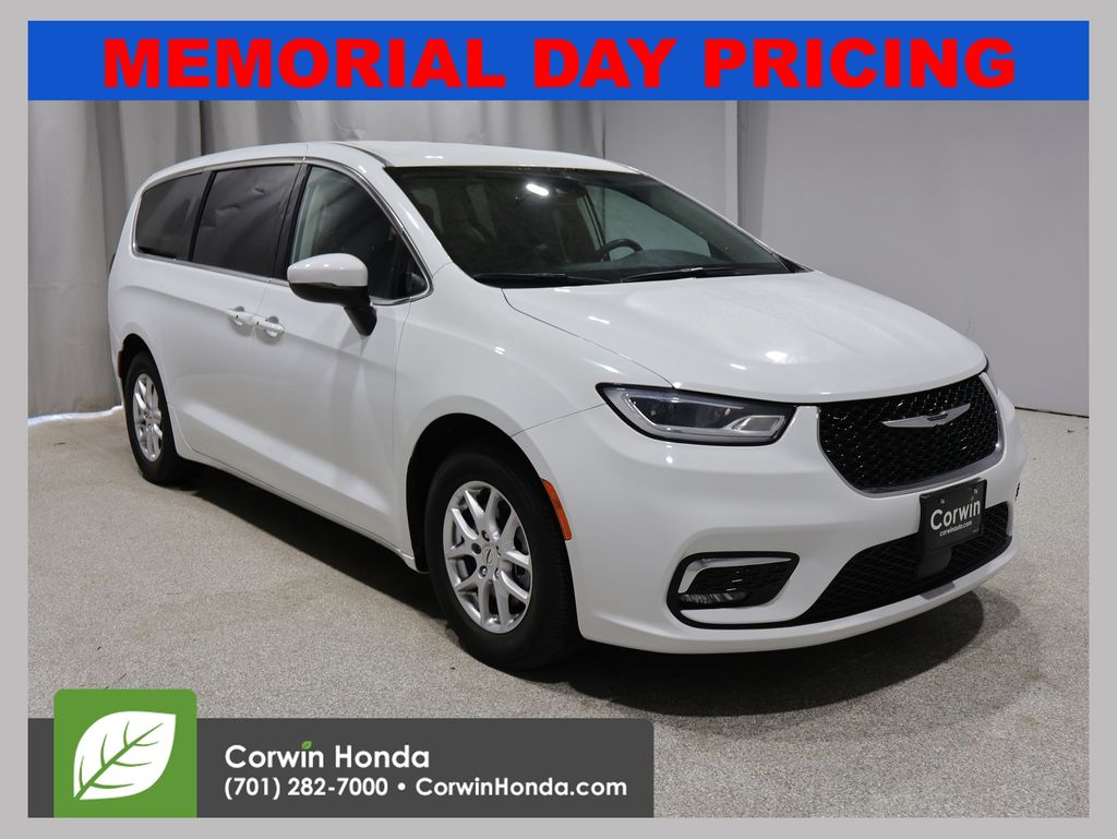 2023 Chrysler Pacifica Touring L's photo