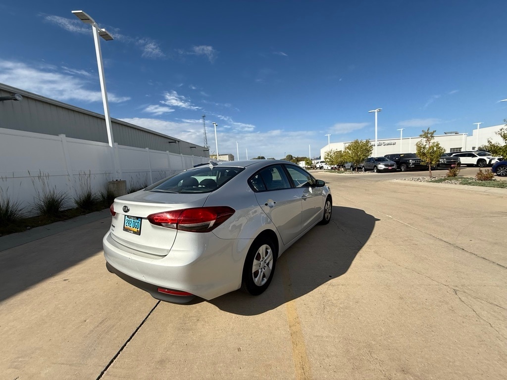 2017 Kia Forte LX Base photo 3