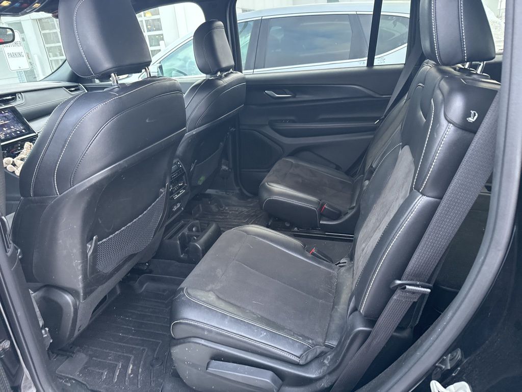 2023 Jeep Grand Cherokee L photo 4