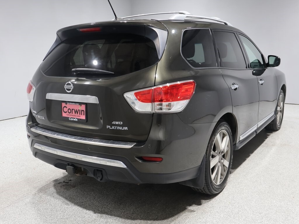2015 Nissan Pathfinder Platinum photo 2