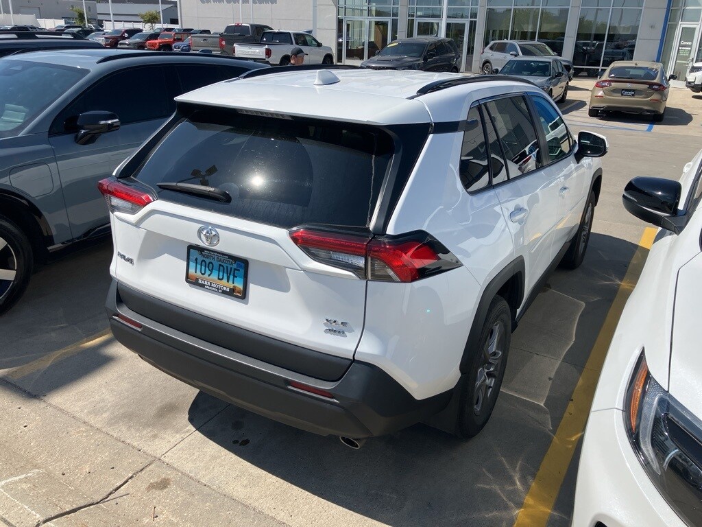 2022 Toyota RAV4 XLE photo 3