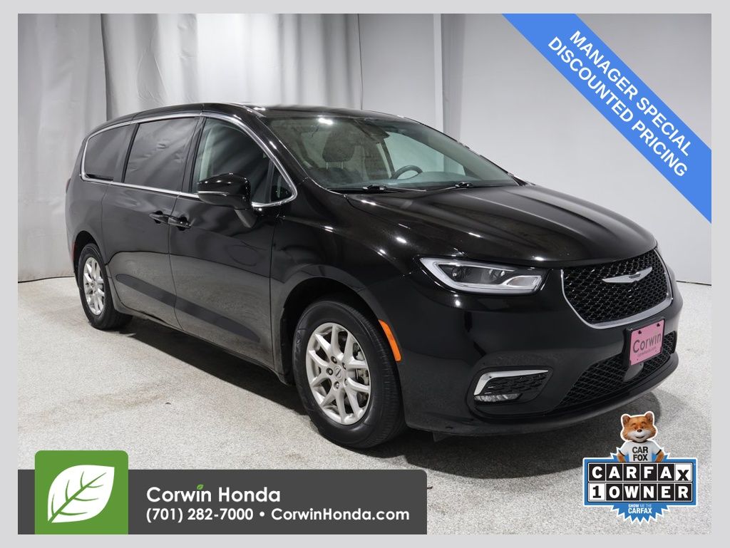 2024 Chrysler Pacifica Touring L's photo