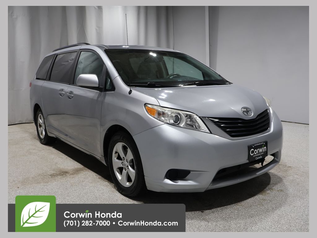 2013 Toyota Sienna LE's photo