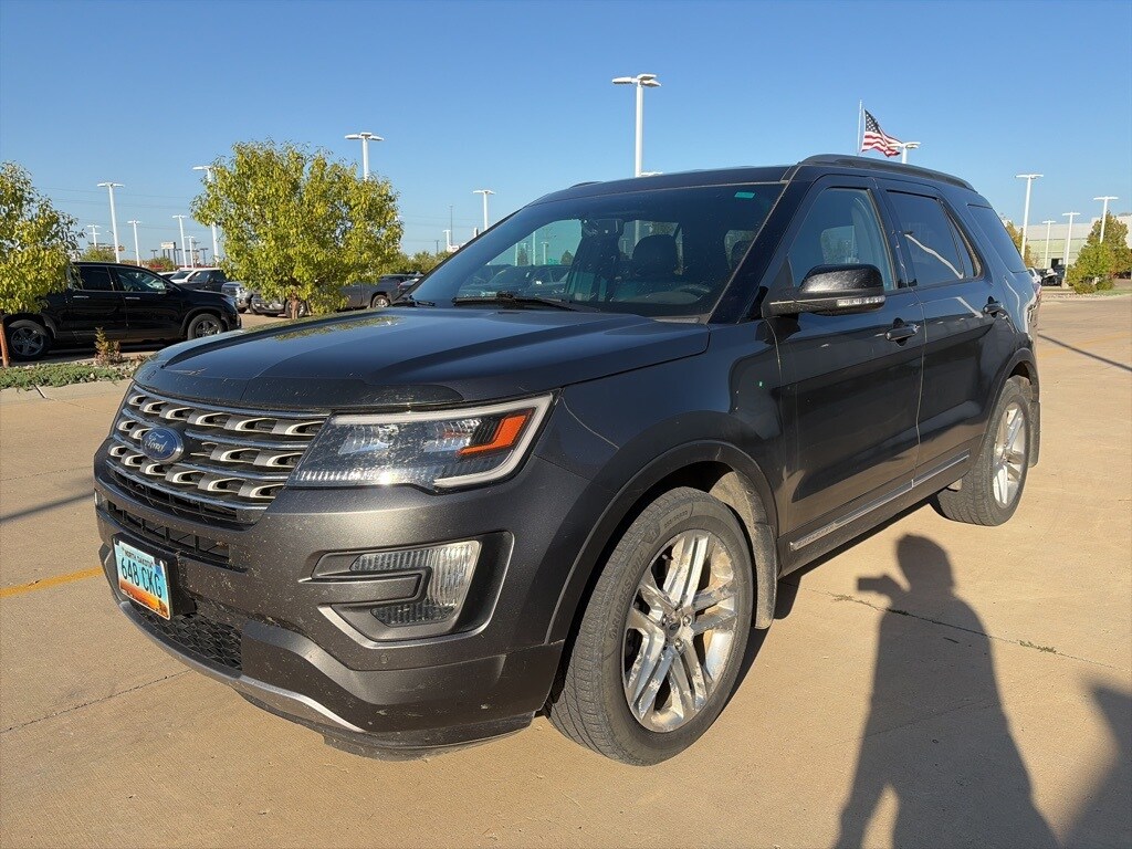 2016 Ford Explorer XLT photo 2