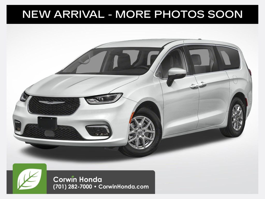 2023 Chrysler Pacifica Touring L's photo