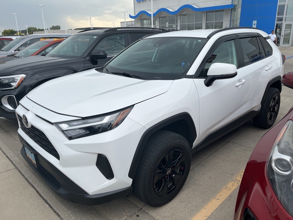 2022 Toyota RAV4 XLE photo 3
