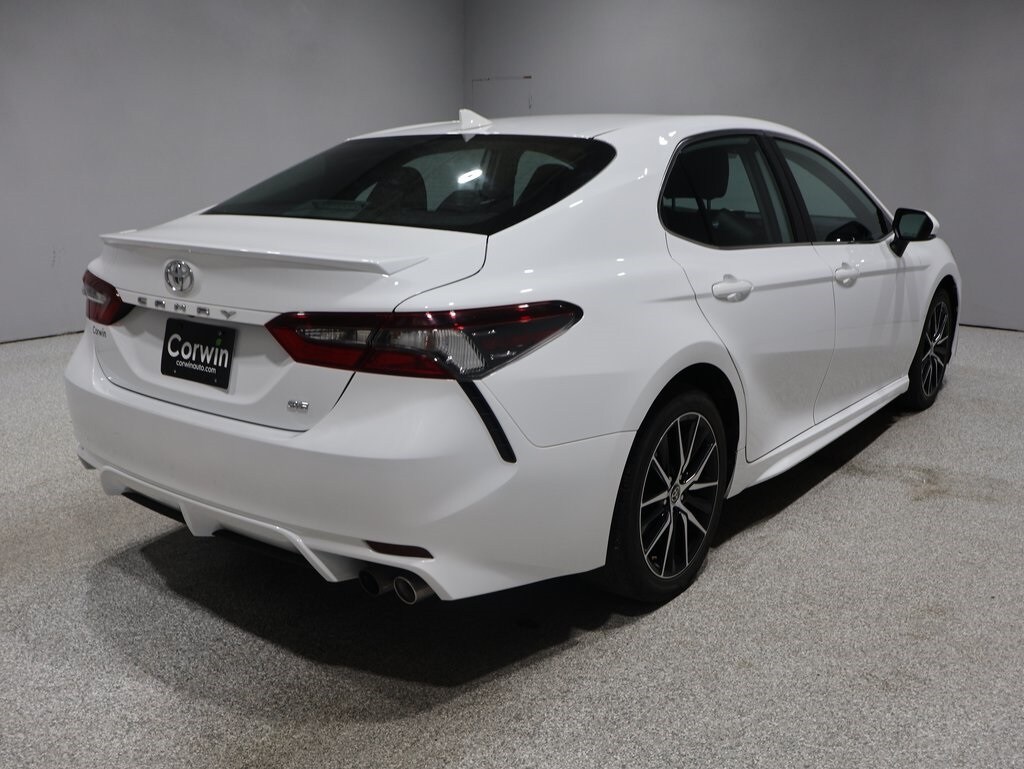 2022 Toyota Camry SE photo 2
