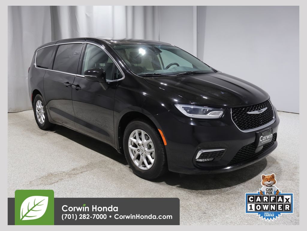 2024 Chrysler Pacifica Touring L's photo