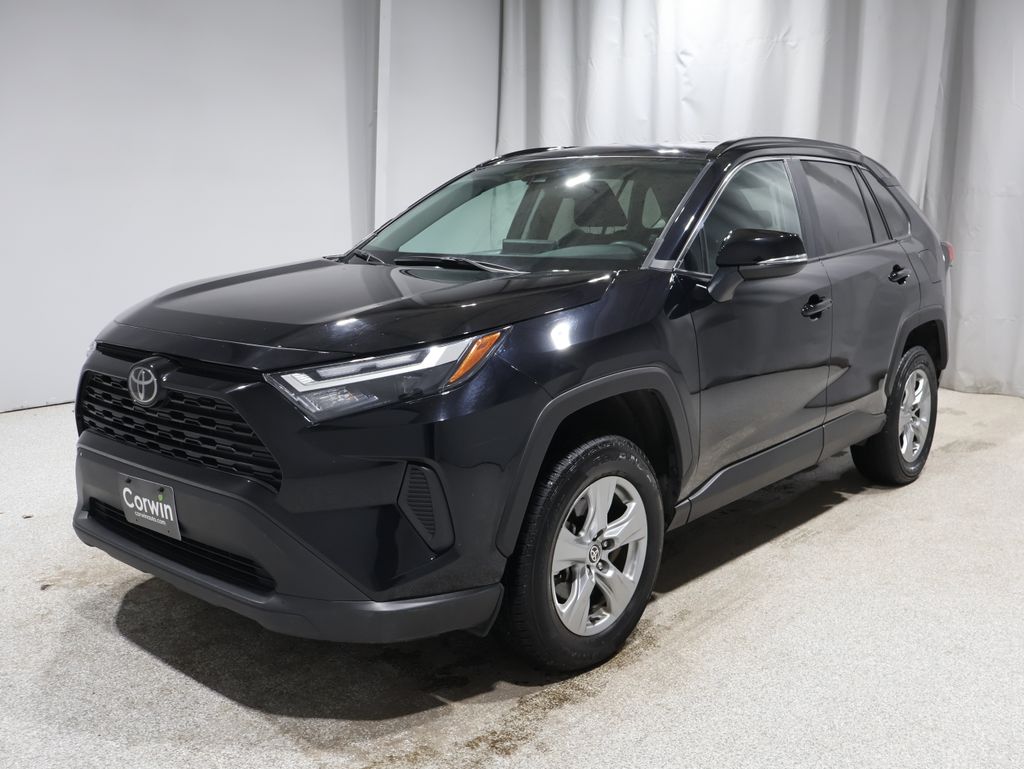 2024 Toyota RAV4 XLE photo 3