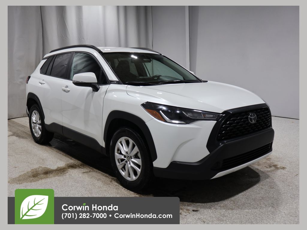 2024 Toyota Corolla Cross LE's photo